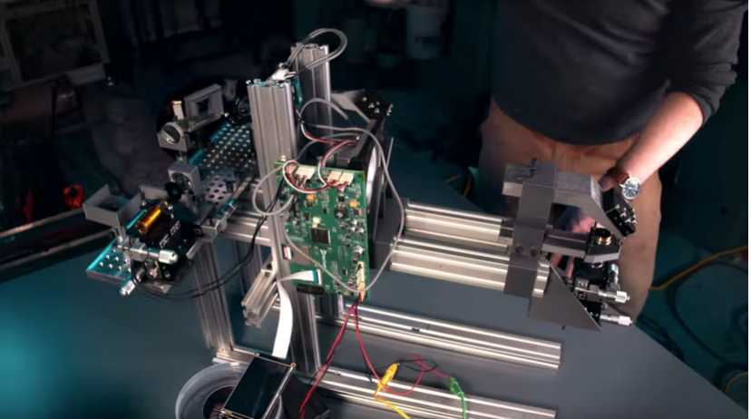 Zachary Tong's "Cobbled Together" Laser Lithographic Etching Machine Draws One-Micron Lines