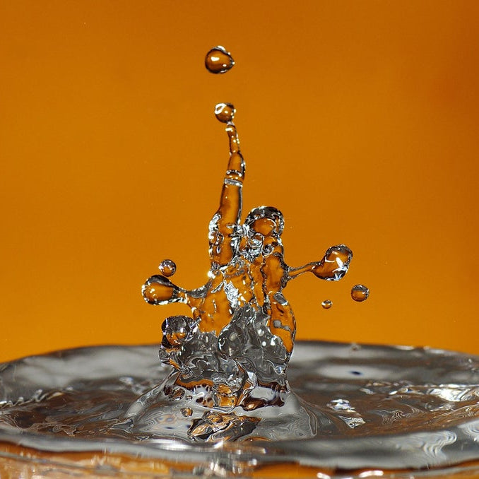 This system lets you take close-up photos of water droplets with a DSLR camera