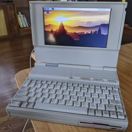 Dmitry Brant's Stealth Laptop Packs a Raspberry Pi and Full-Color Display Into a Vintage Compaq LTE