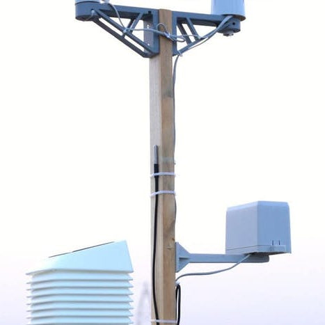 Portable DIY Weather Station Runs Entirely on Solar Power