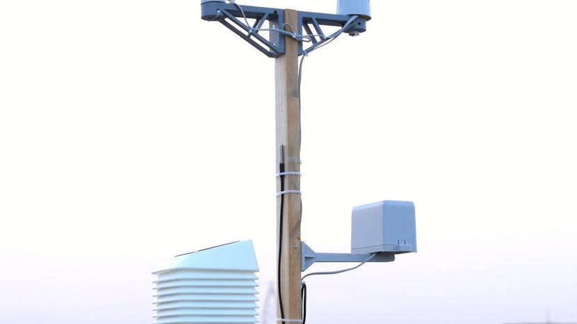 Portable DIY Weather Station Runs Entirely on Solar Power