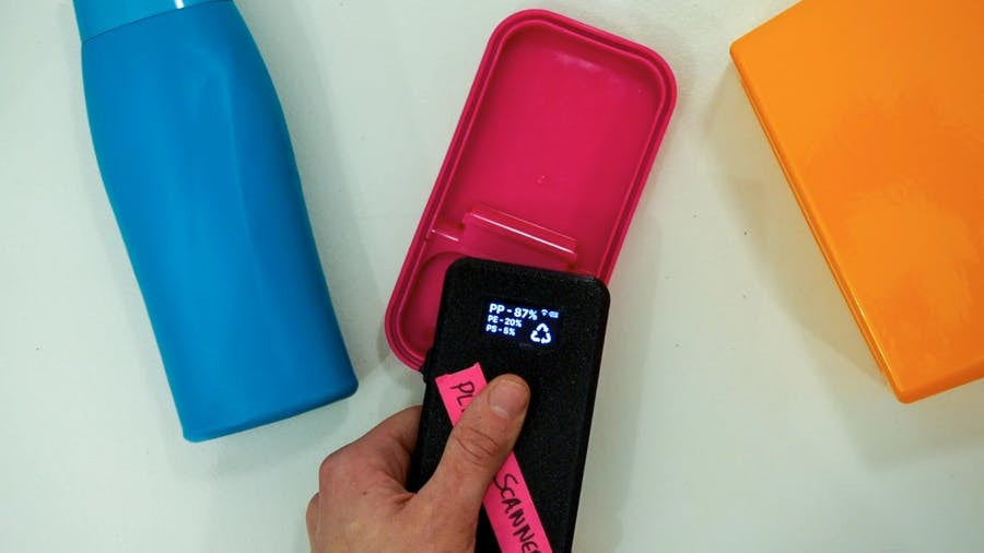 Jerry de Vos' Plastic Scanner Turns a Raspberry Pi Into a Spectrometer for Plastics Recycling