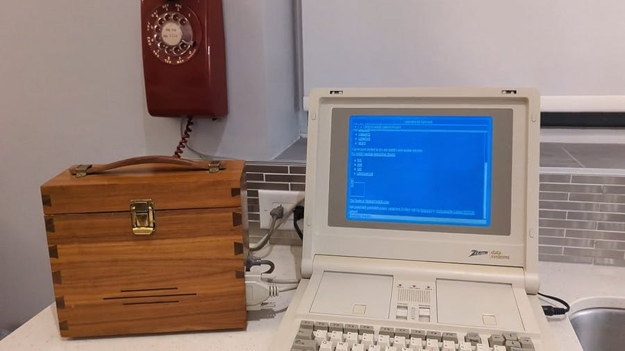Retrocet Pairs a 1987 Laptop, Windows 1.04, and a 1964 Hand-Built Modem for Some Reddit Browsing