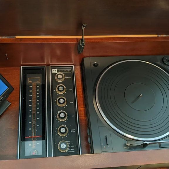 1960s stereo console modernized with an Arduino
