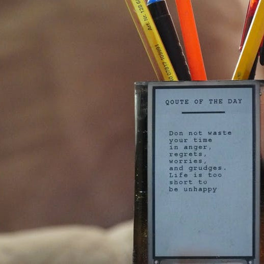 This E Ink Pen Holder Displays a New Quote Each Day