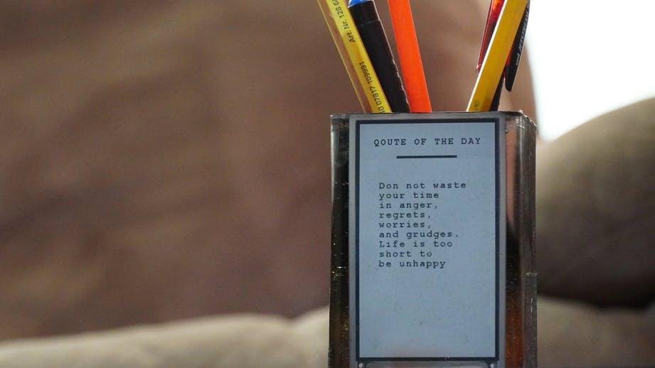 This E Ink Pen Holder Displays a New Quote Each Day