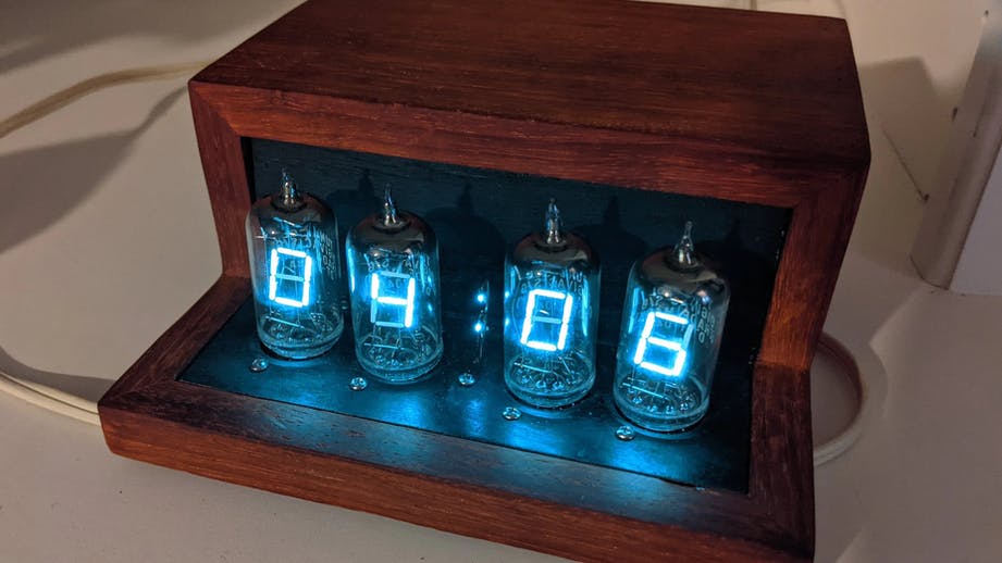 Beautiful VFD Clock Gives New Life to Old Tubes
